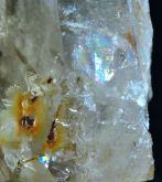 Quartzo com Inclusões de Granada e Arco-Íris Mineral Rainbow Cód.381M