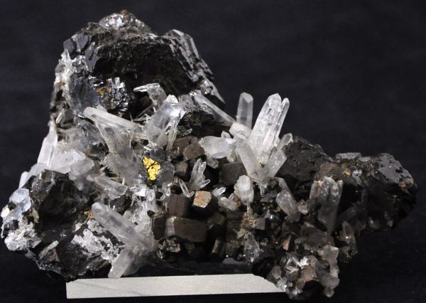 Quartzo Cristalizado na Hematita c inclusões de Pirita Quartz in Hematite with Pyrite Cód.2168M