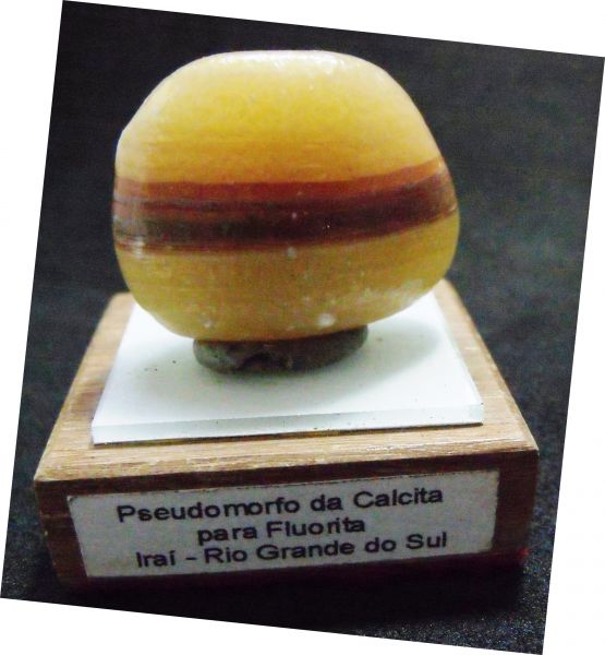 PSEUDOMORFO DA CALCITA PARA A FLUORITA COLLECTION PSEUDOMORPH OF CALCITE FLUORITE Cód.516M