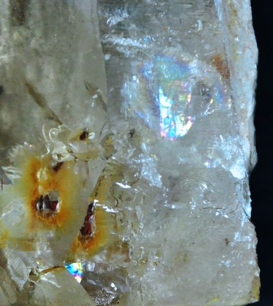 Quartzo com Inclusões de Granada e Arco-Íris Mineral Rainbow Cód.381M