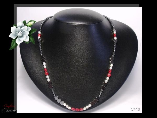 Colar Artesanal de Pérolas Coral e Hematitas. Cód.410C