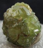 GRANADA DEMANTÓIDE PEDRA MINERAL COLLECTION GARNET NÁPOLES ITÁLIA. Cód.090M