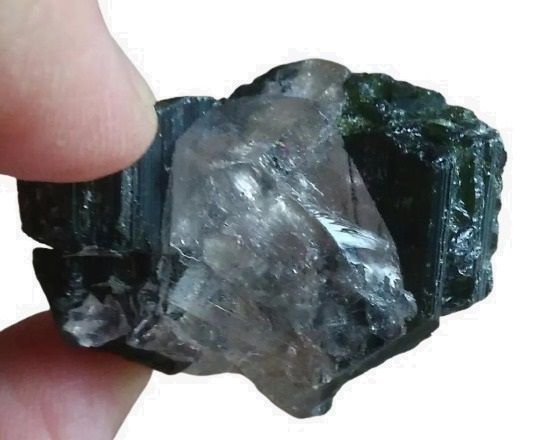 CRISTAL DE ROCHA COM CRESCIMENTO INTERCALADO ENTRE TURMALINAS C ARCO-ÍRIS Cód.2272M